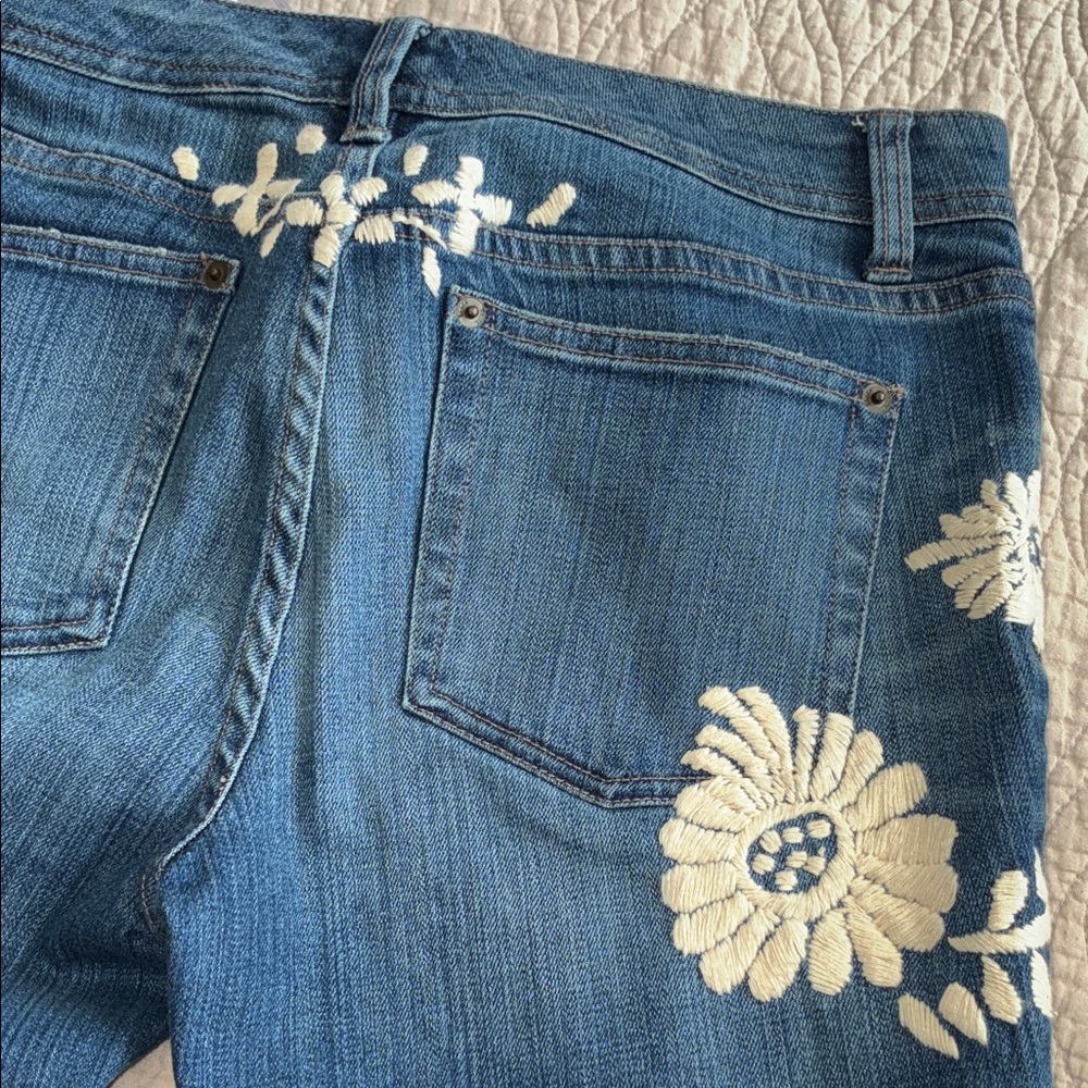 White House Black Market (Blanc)Denim Boot Cut Jeans with Cream Floral Design - Picture 4 of 4